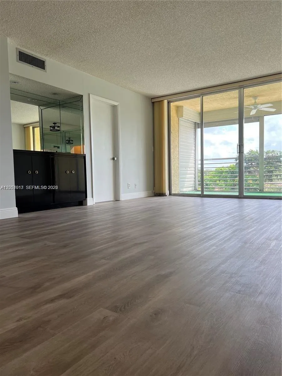 9520 Seagrape Dr #403 Davie, FL 33324