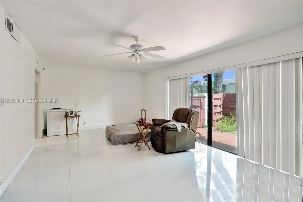2999 Lakewood Ln Hollywood, FL 33021