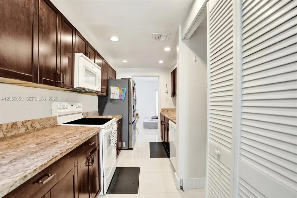 2999 Lakewood Ln Hollywood, FL 33021