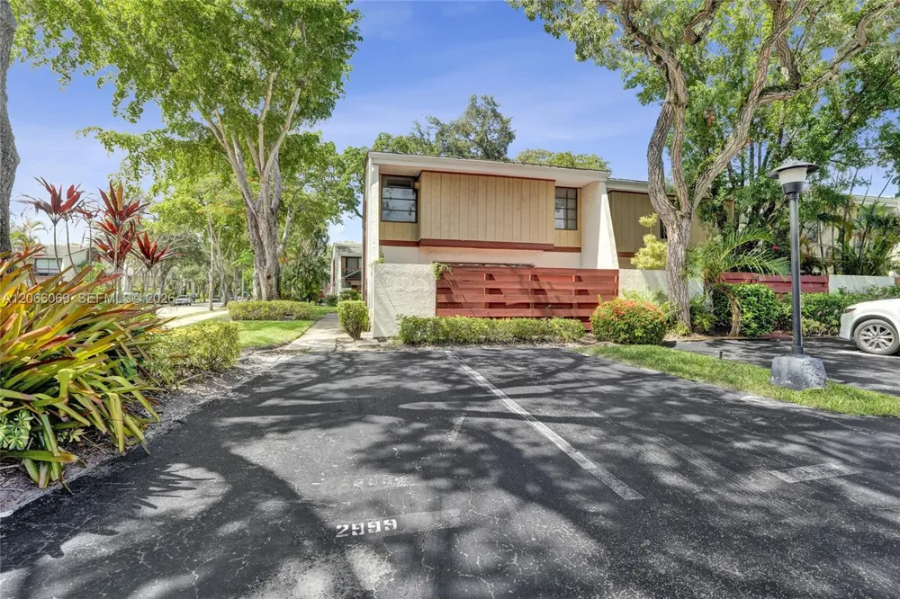 2999 Lakewood Ln Hollywood, FL 33021