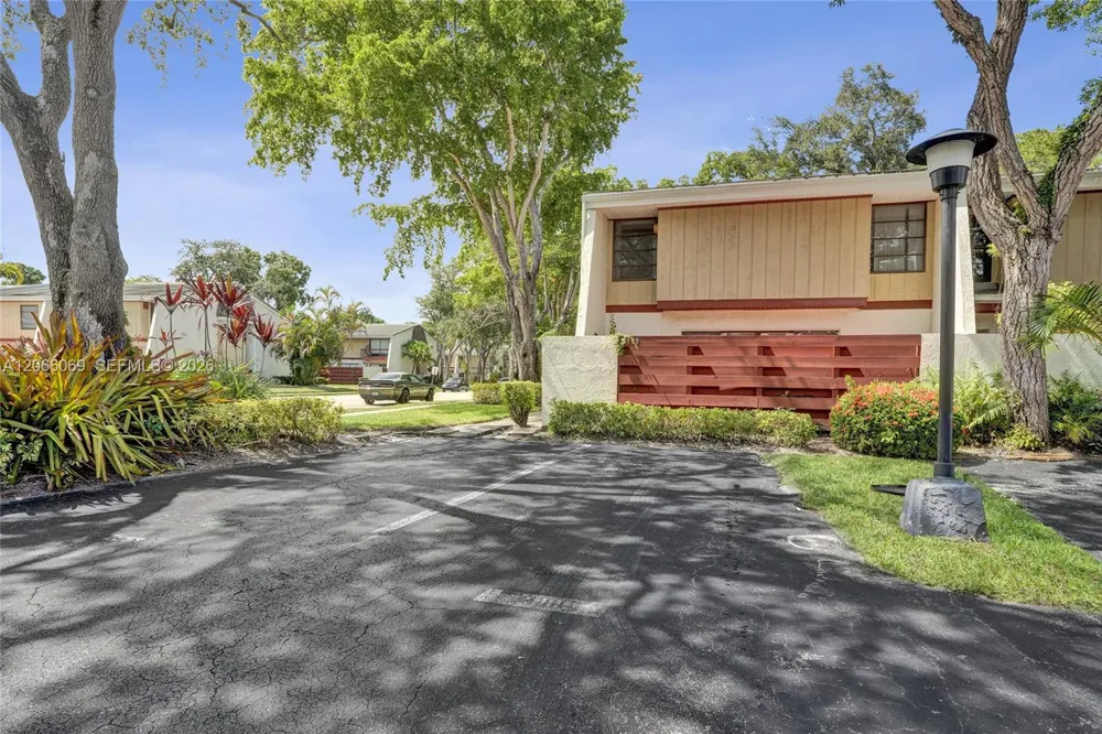 2999 Lakewood Ln Hollywood, FL 33021