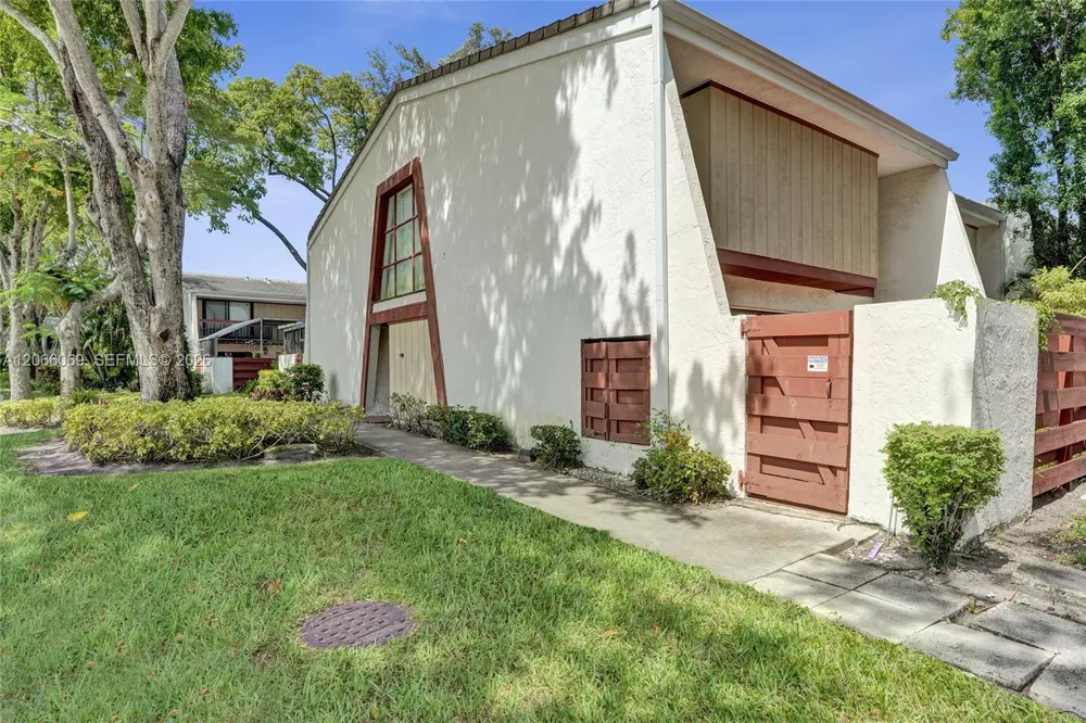 2999 Lakewood Ln Hollywood, FL 33021