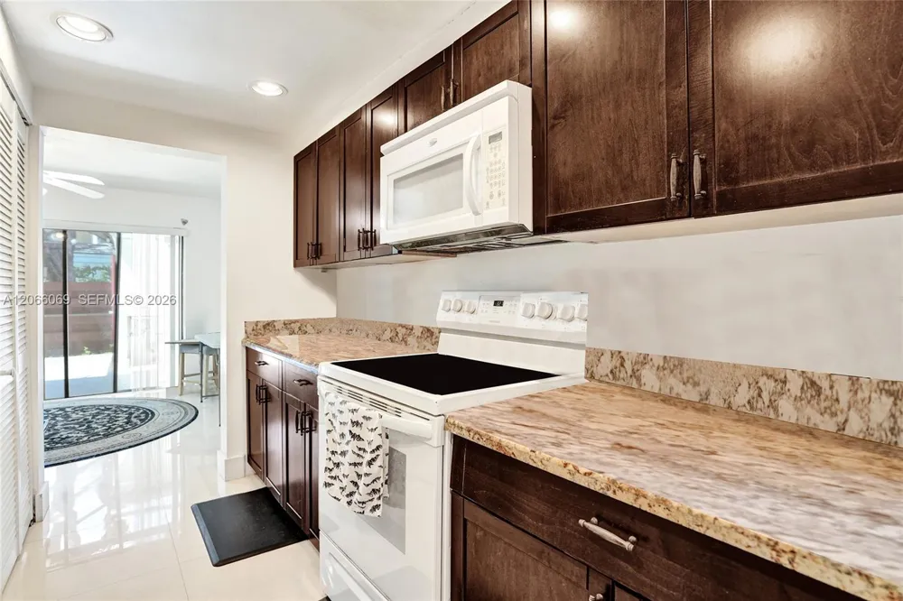 2999 Lakewood Ln Hollywood, FL 33021