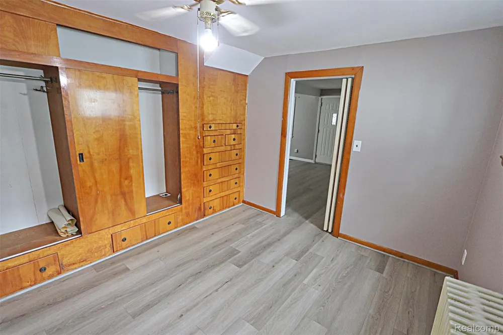 19476 NEGAUNEE Redford Charter Township, MI 48240