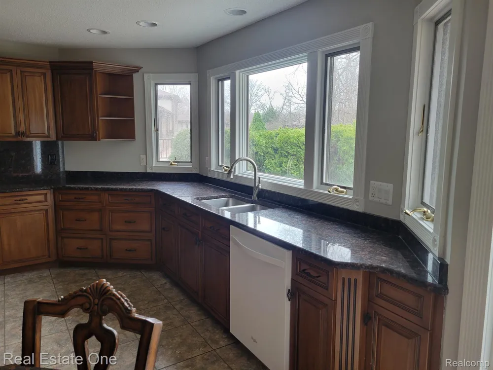 6927 Northpoint Drive Troy City, MI 48085