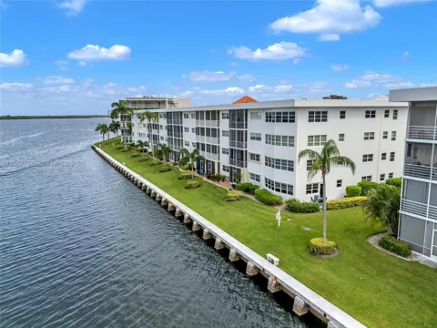 28 Yacht Club Dr #202