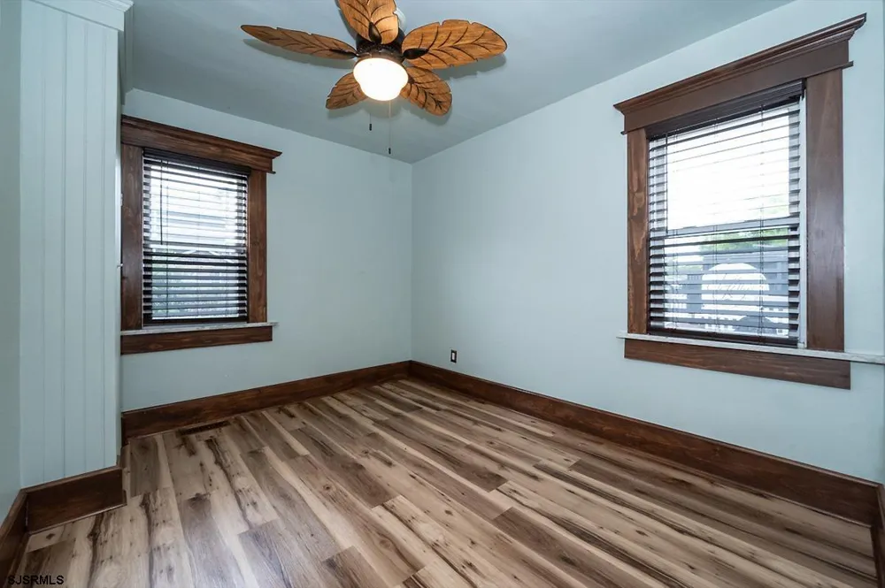 24 Miller Ln Somers Point, NJ 08244