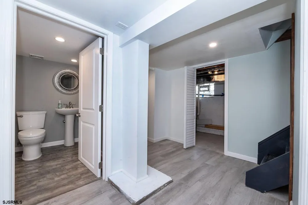 24 Miller Ln Somers Point, NJ 08244