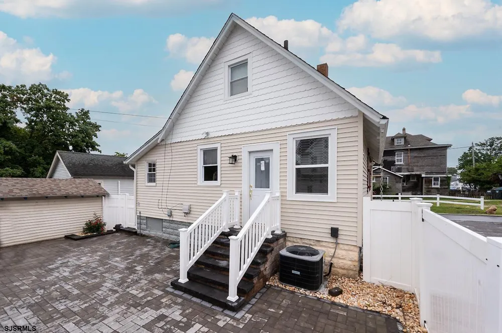 24 Miller Ln Somers Point, NJ 08244