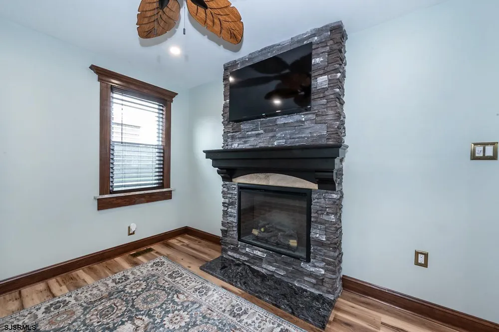 24 Miller Ln Somers Point, NJ 08244