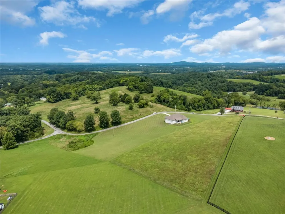 1301 Whiteside Hill Rd Wartrace, TN 37183