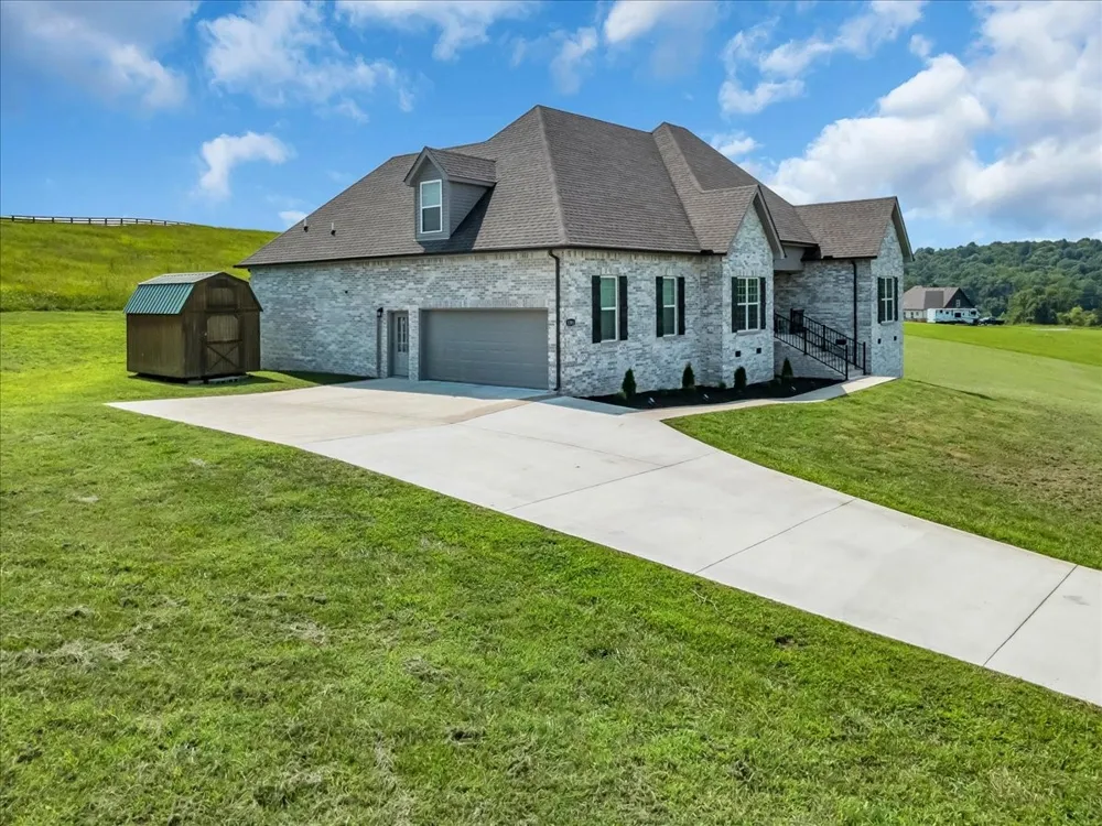 1301 Whiteside Hill Rd Wartrace, TN 37183