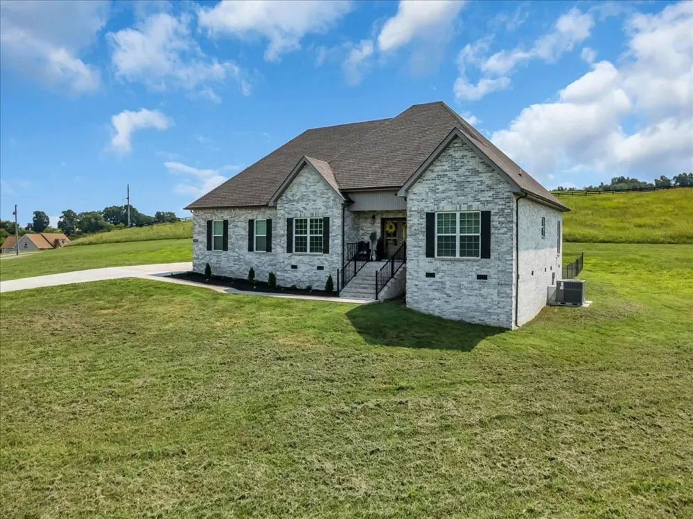 1301 Whiteside Hill Rd Wartrace, TN 37183
