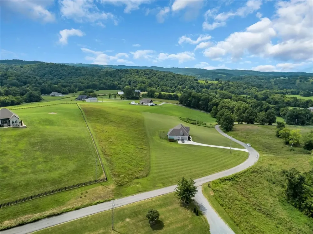 1301 Whiteside Hill Rd Wartrace, TN 37183