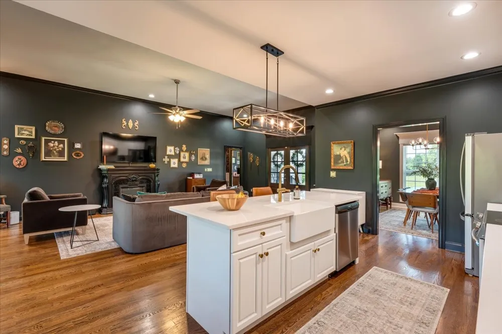1301 Whiteside Hill Rd Wartrace, TN 37183