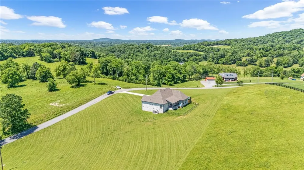 1301 Whiteside Hill Rd Wartrace, TN 37183