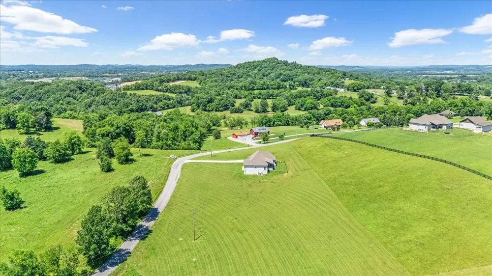 1301 Whiteside Hill Rd Wartrace, TN 37183