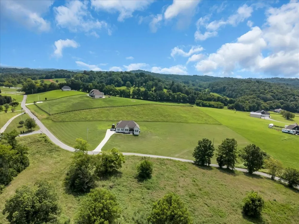 1301 Whiteside Hill Rd Wartrace, TN 37183