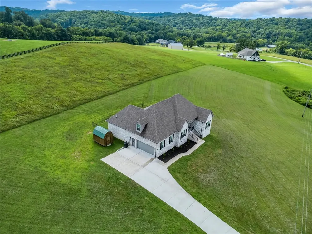 1301 Whiteside Hill Rd Wartrace, TN 37183