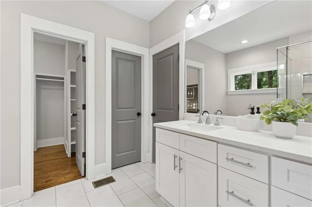 859 East Avenue Scottdale, GA 30079