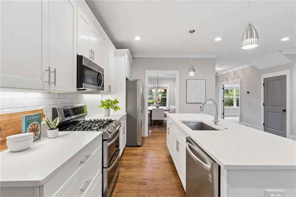 859 East Avenue Scottdale, GA 30079
