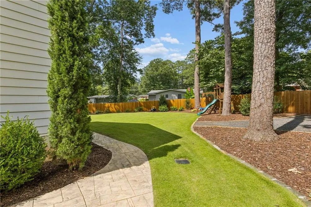 859 East Avenue Scottdale, GA 30079