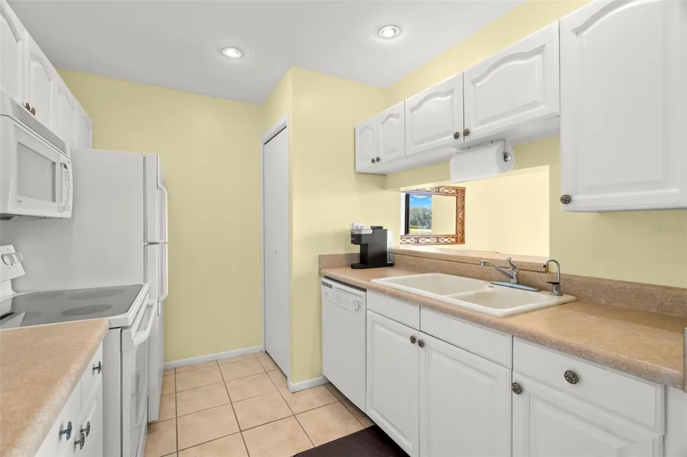 412 MOORINGS COVE DRIVE #7H Tarpon Springs, FL 34689
