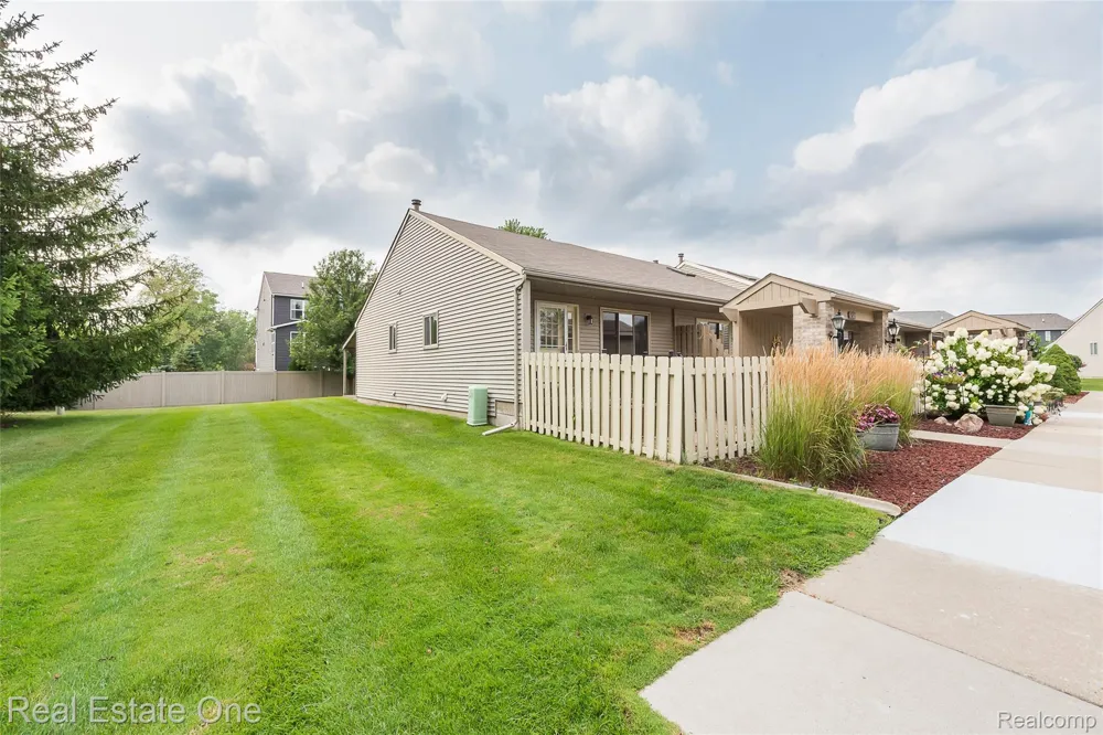 62622 RALEIGH COURT #1 South Lyon City, MI 48178