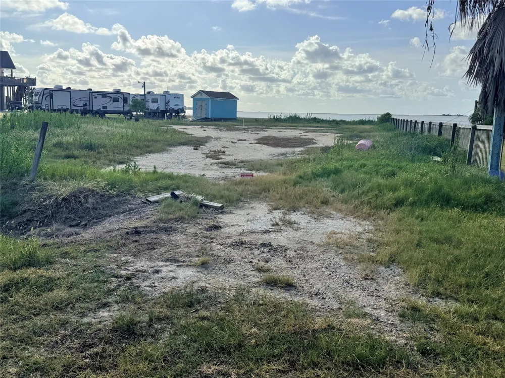 1031 Rollover Circle Gilchrist, TX 77617