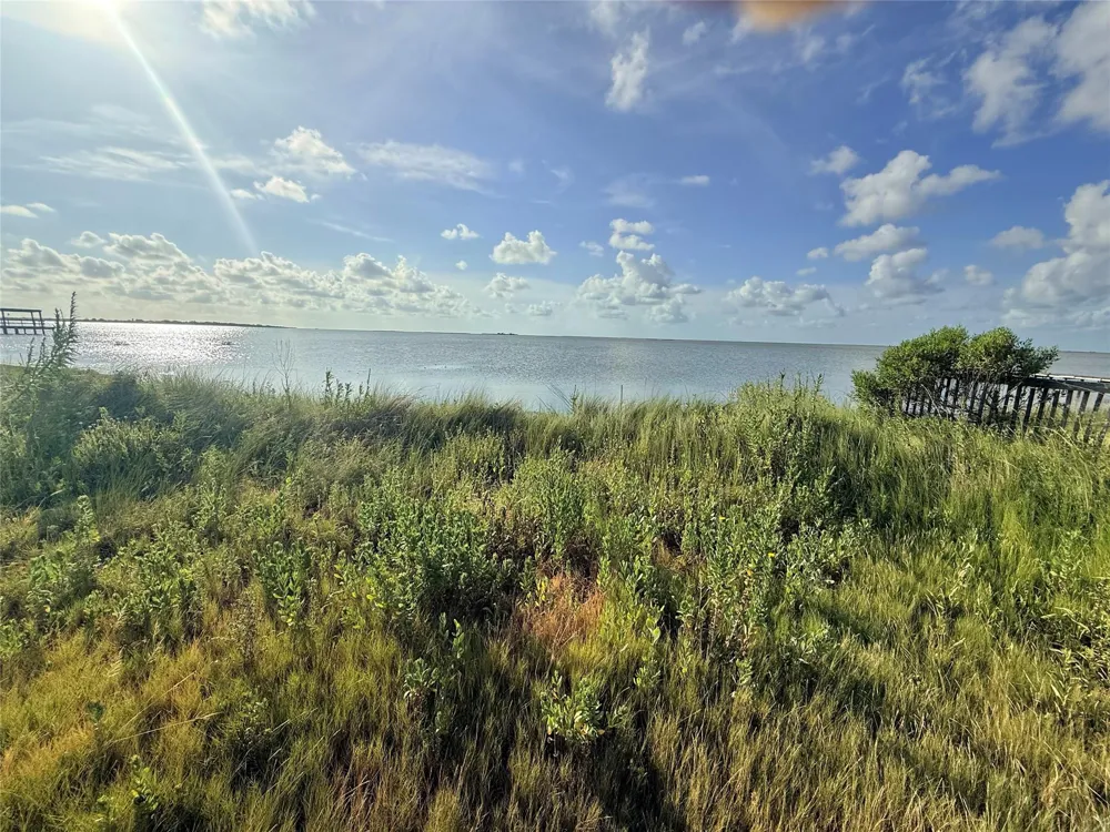 1031 Rollover Circle Gilchrist, TX 77617