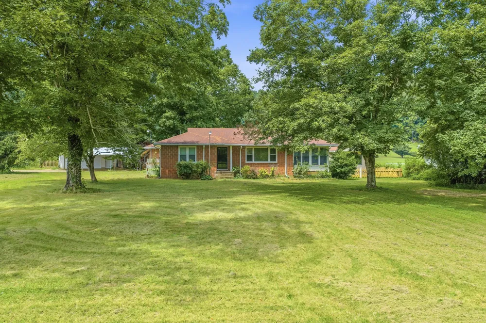 42 Depriest Bend Dr Lobelville, TN 37097
