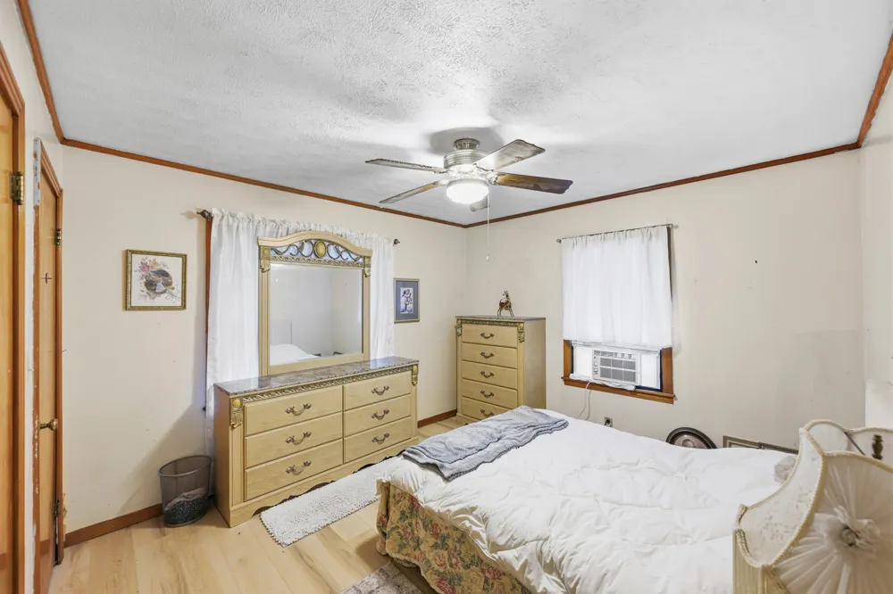 42 Depriest Bend Dr Lobelville, TN 37097