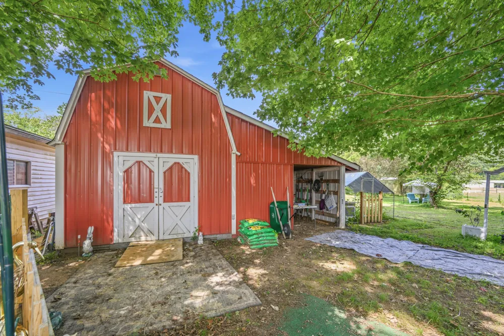 42 Depriest Bend Dr Lobelville, TN 37097
