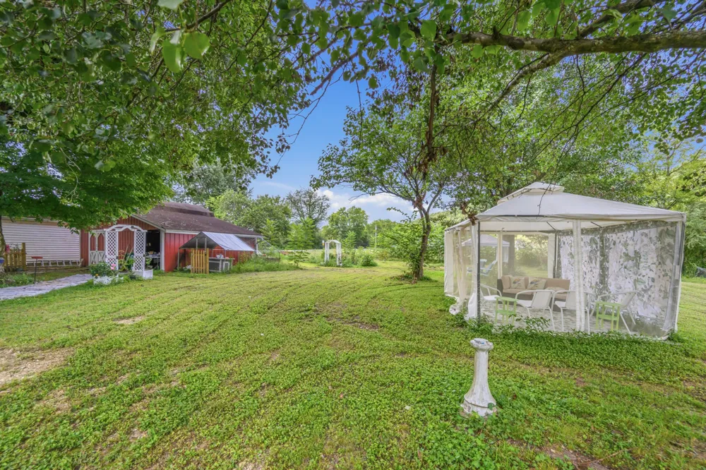42 Depriest Bend Dr Lobelville, TN 37097