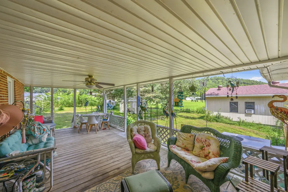 42 Depriest Bend Dr Lobelville, TN 37097