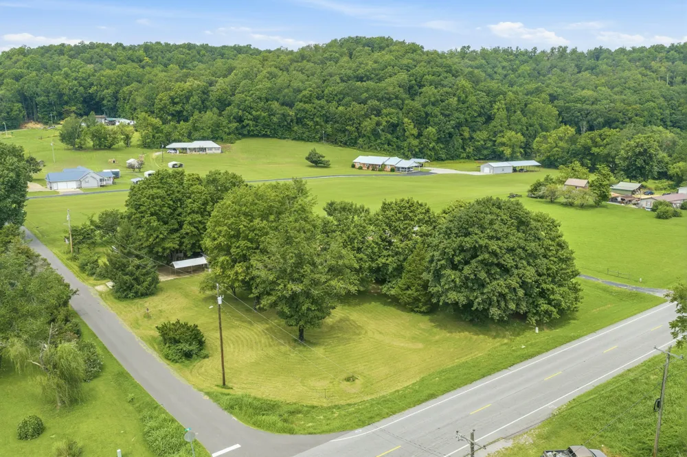 42 Depriest Bend Dr Lobelville, TN 37097