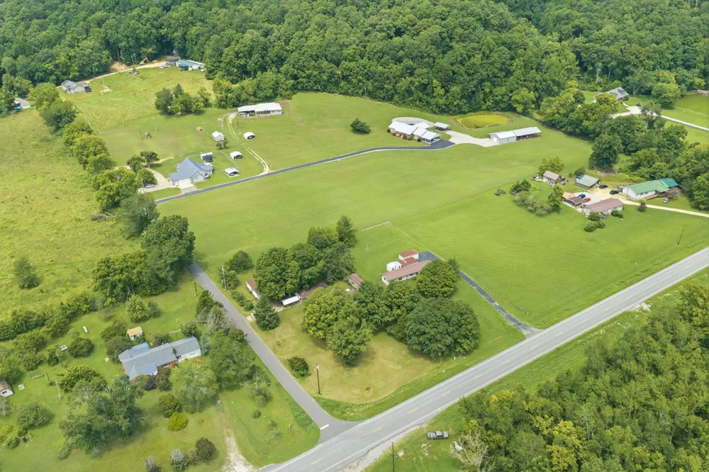 42 Depriest Bend Dr Lobelville, TN 37097