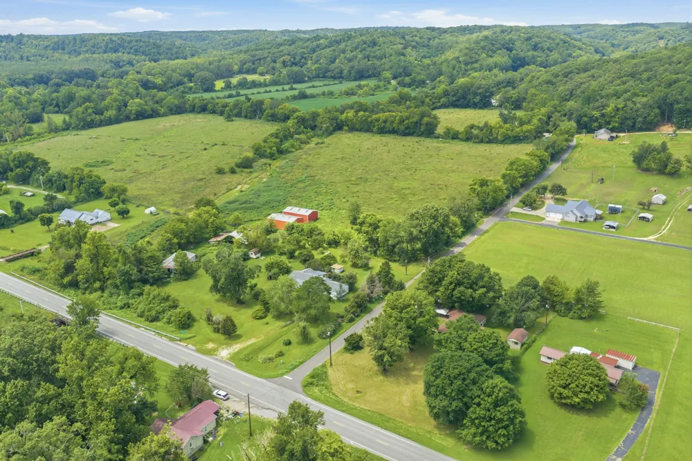 42 Depriest Bend Dr Lobelville, TN 37097