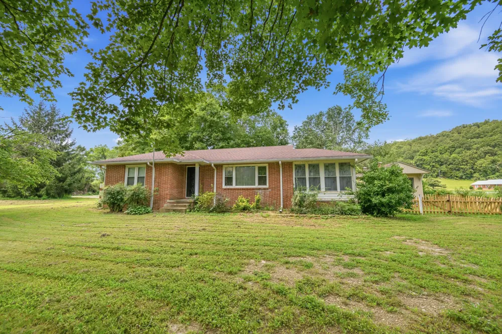 42 Depriest Bend Dr Lobelville, TN 37097