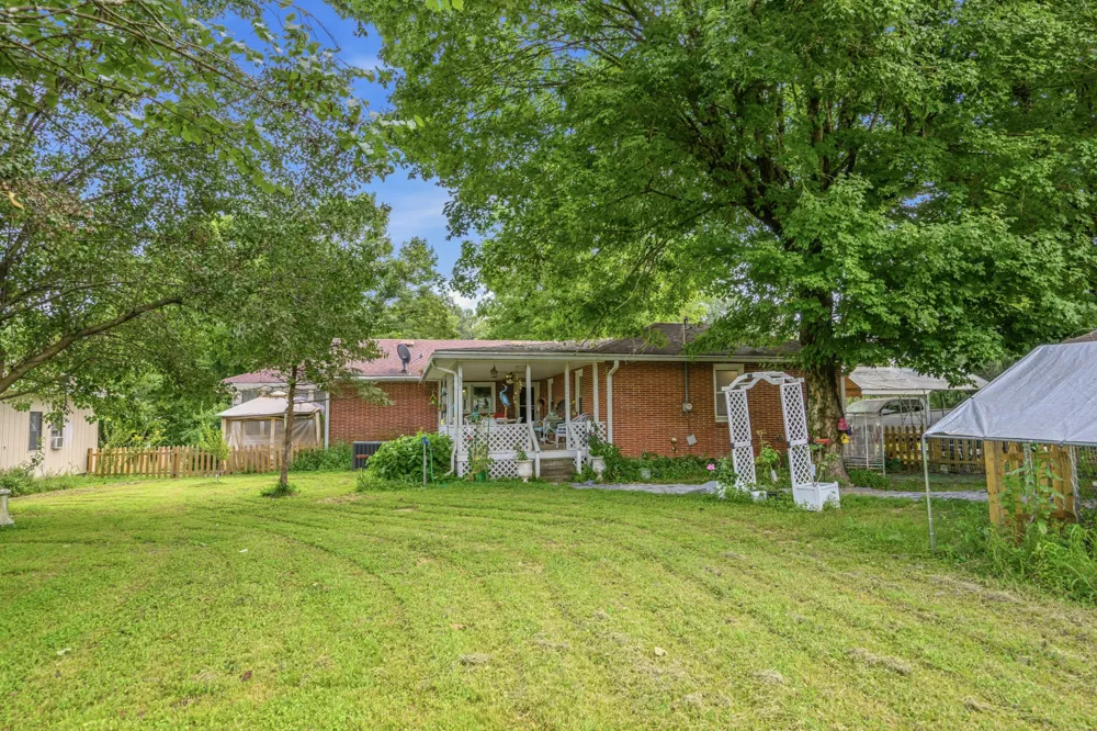 42 Depriest Bend Dr Lobelville, TN 37097