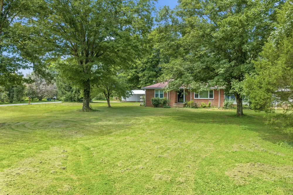 42 Depriest Bend Dr Lobelville, TN 37097