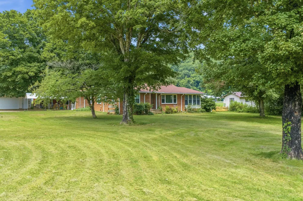 42 Depriest Bend Dr Lobelville, TN 37097