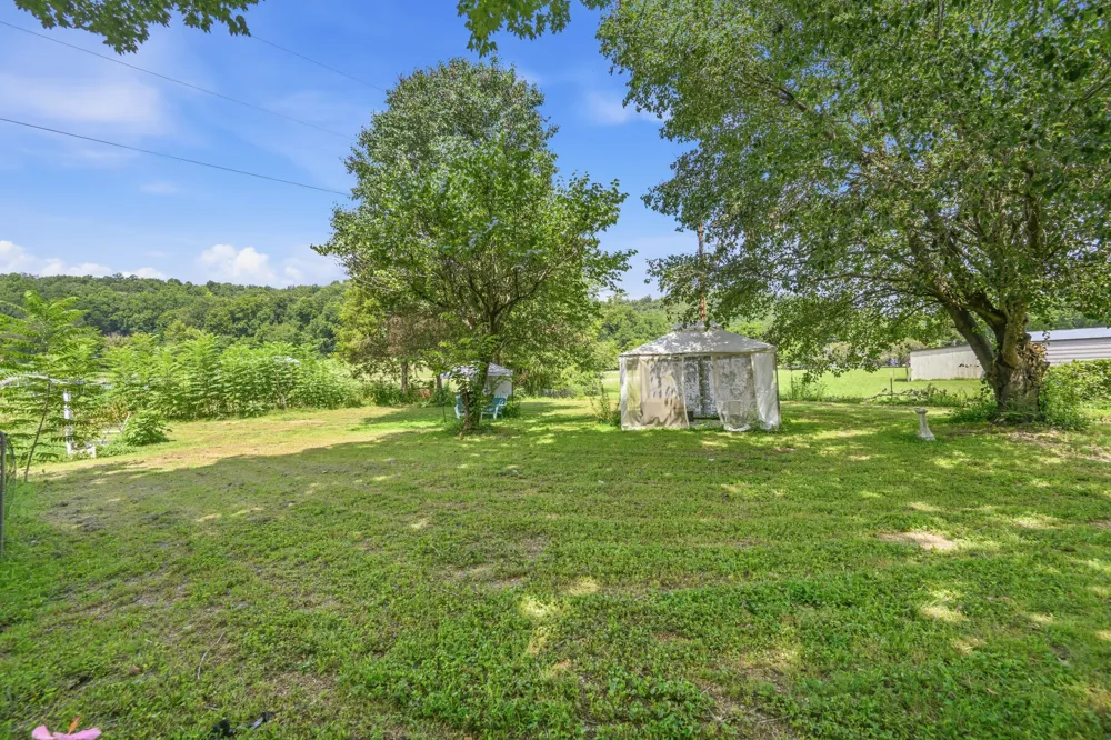 42 Depriest Bend Dr Lobelville, TN 37097