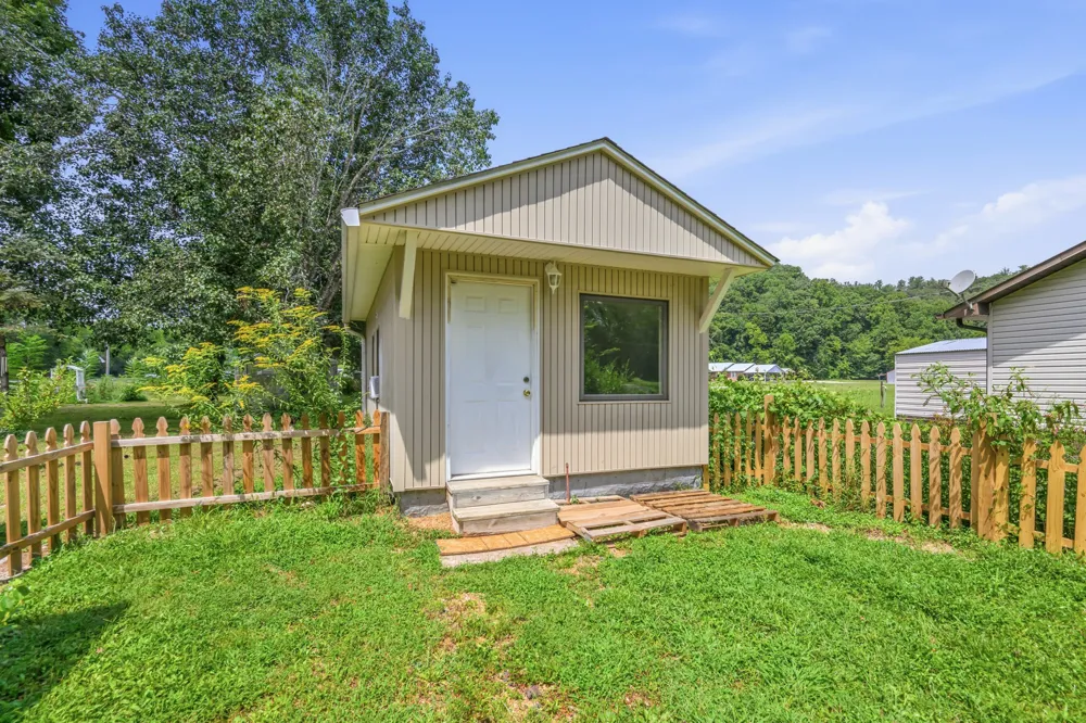 42 Depriest Bend Dr Lobelville, TN 37097