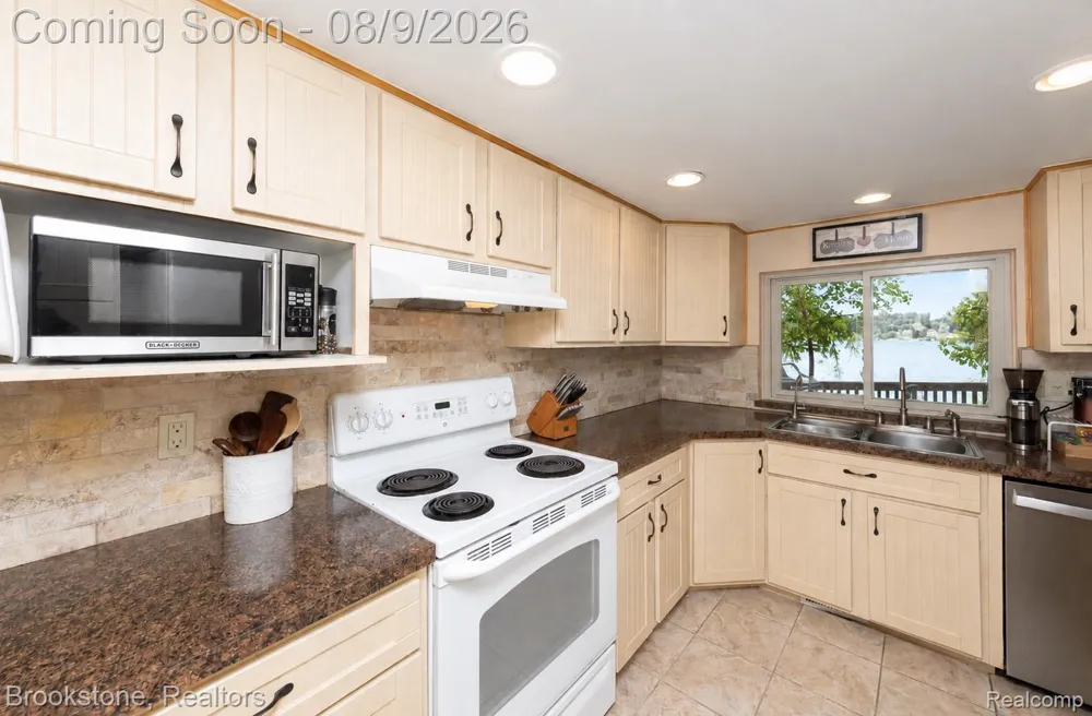 3235 McCORMICK Drive Waterford Charter Township, MI 48328