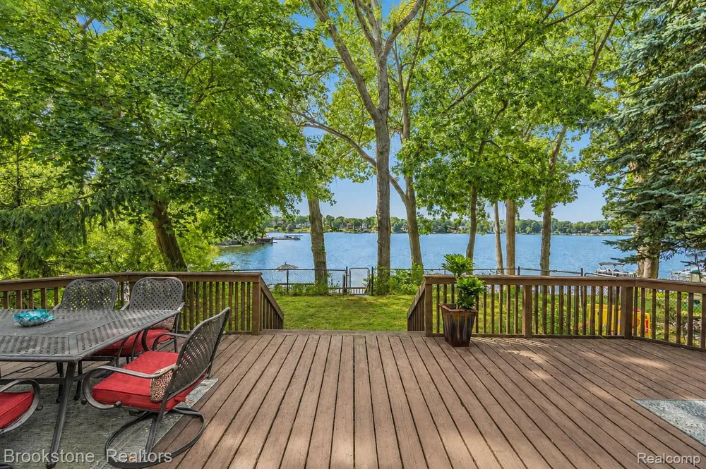 3235 McCORMICK Drive Waterford Charter Township, MI 48328