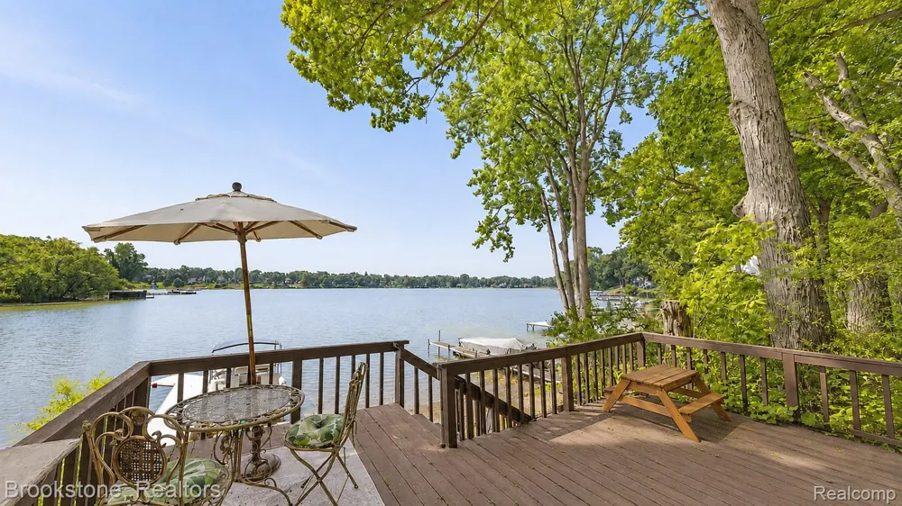 3235 McCORMICK Drive Waterford Charter Township, MI 48328