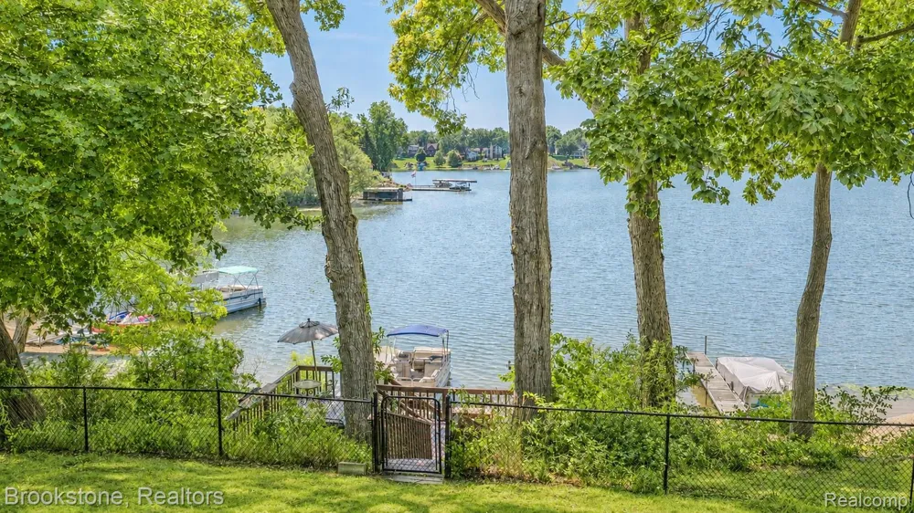 3235 McCORMICK Drive Waterford Charter Township, MI 48328