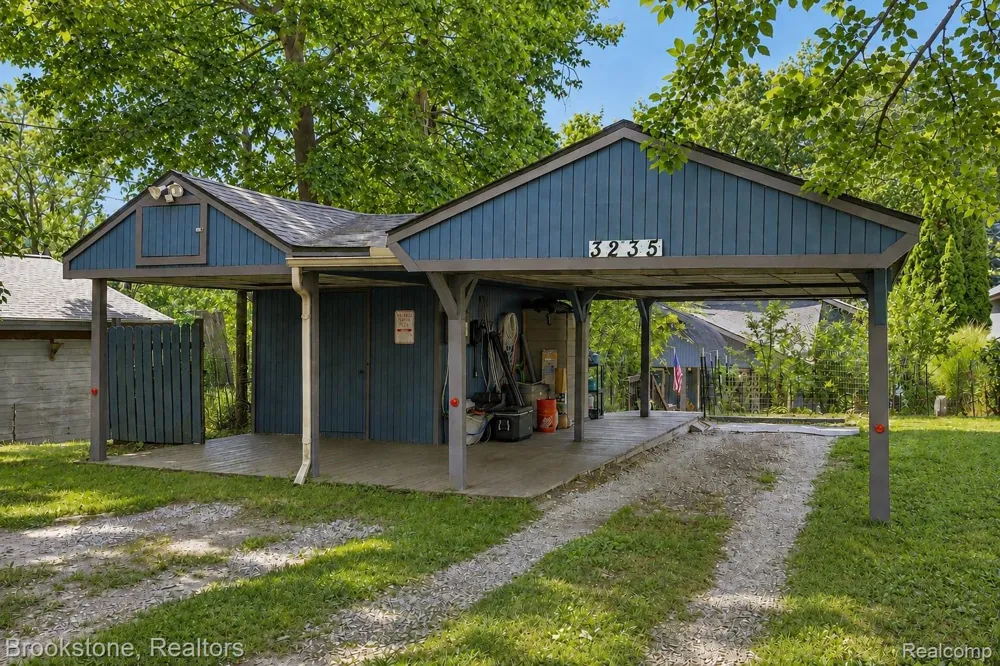 3235 McCORMICK Drive Waterford Charter Township, MI 48328