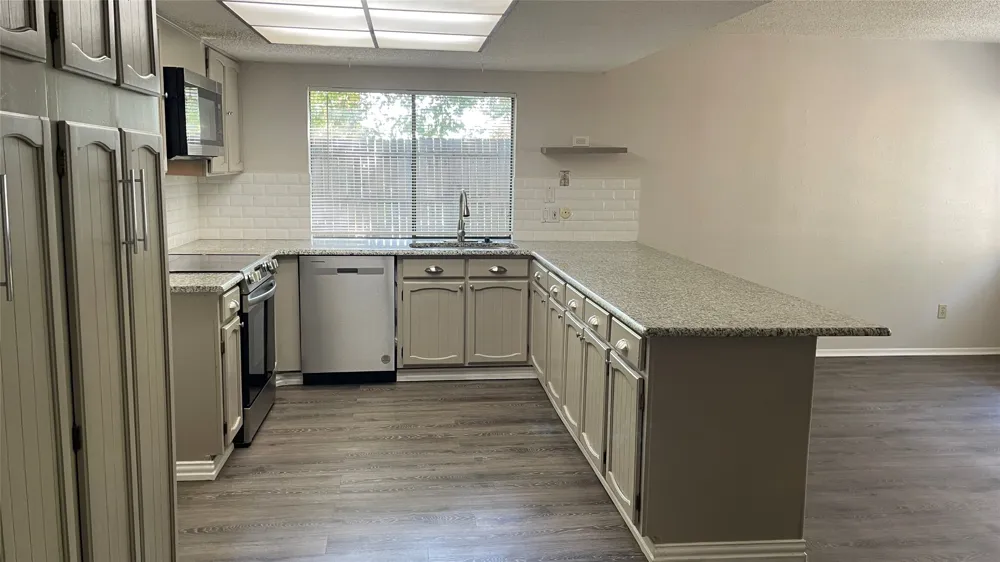 3201 Willow Bend Bedford, TX 76021
